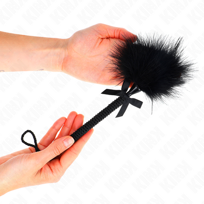 KINK - VARITA DE CUERDA DE NYLON CON PLUMAS PARA HACER COSQUILLAS Y LAZO NEGRO 25 CM