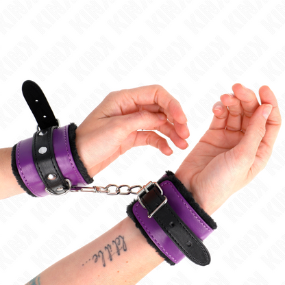 KINK - SUJETADORES DE MUÑECAS CON FORRO DE PIEL PREMIUM NEGRO CON CINTURÓN MORADO/NEGRO AJUSTABLE 17-29 CM X 6 CM